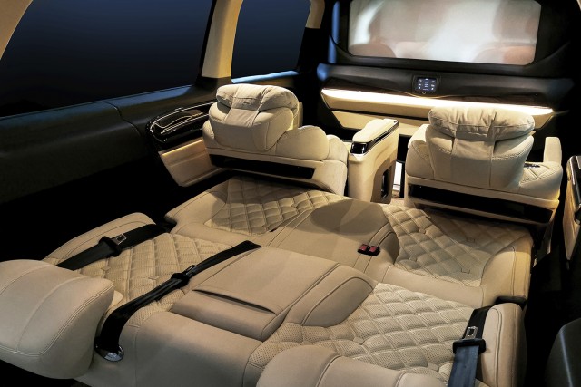 Interior Mercedes-Benz Vito karya Lombardi yang lengkap dengan jok captain seat mewah dan kursi baris belakang yang bisa dilipat rata. Foto: dok. Lombardi