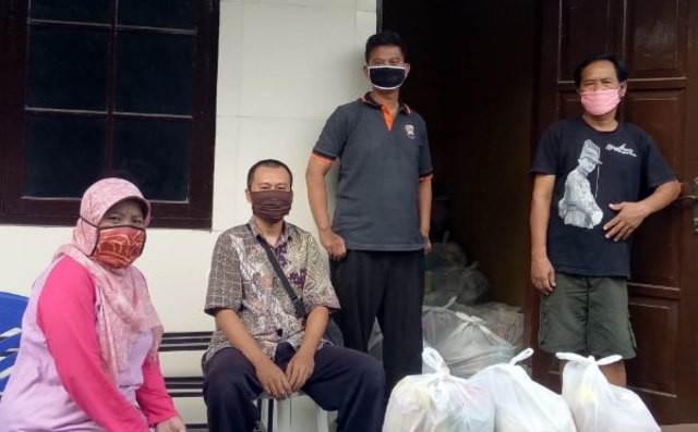 Asmariah bersama pengurus Masjid Baiturrahman Temon