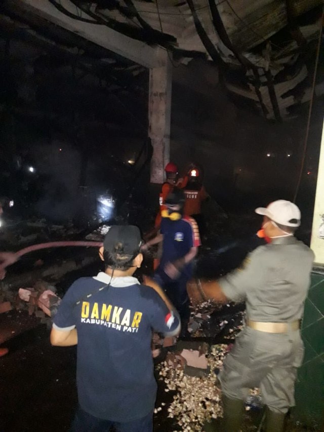 Proses pemadaman kebakaran di Pasar Porda Pati. Foto: Dok. BPBD Pati