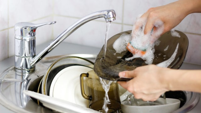 4 Bahan  Dapur  untuk Bersihkan Peralatan  yang Berminyak dan 