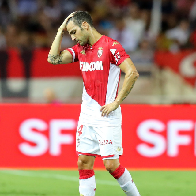 Cesc Fabregas menunjukkan ekspresi kecewa. Foto: VALERY HACHE/AFP