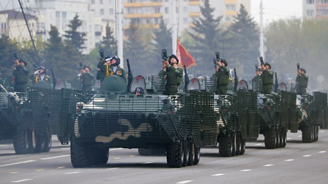 Personil militer Belarusia melakukan parade di atas kendaraan tempur saat hari perayaan kemenangan atasNazi Jerman dalam Perang Dunia Kedua di Minsk, Belarusia. Foto: REUTERS/Vasily Fedosenko