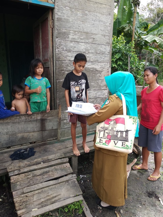 Andi Selviana, Guru Garis Depan (GGD) yang berdinas di SDN 18 Lubuk Kedang, Kecamatan Ketungau Tengah, Kabupaten Sintang, datang langsung ke rumah siswa selama pandemi COVID-19 untuk memberikan tugas dan mendampingi siswa. Foto: Dok Andi Selviana