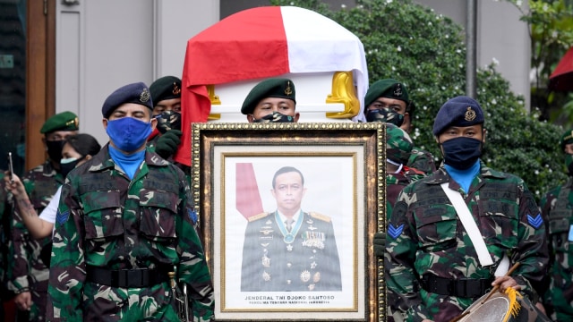 Sejumlah prajurit TNI mengusung peti jenazah dari Jenderal TNI (Purn) Djoko Santoso saat upacara pelepasan di rumah duka kawasan Bambu Apus Raya, Jakarta Timur. Foto: ANTARA FOTO/M Risyal Hidayat