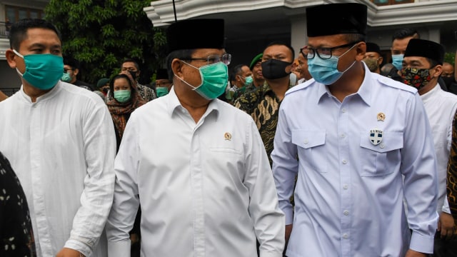 Menhan Prabowo Subianto (tengah) berbincang dengan Menteri KKP Edhy Prabowo (kanan) usai upacara pelepasan di rumah duka kawasan Bambu Apus Raya, Jakarta Timur. Foto: ANTARA FOTO/M Risyal Hidayat