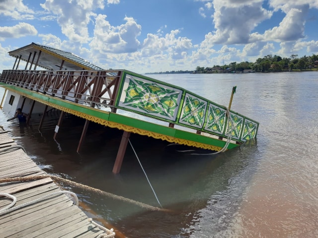 Kapal wisata MABM “Bidar Pelangi Jubair” yang sandar di Sungai Kapuas, Sintang, karam pada Minggu (10/5) pagi. Foto: Yusrizal