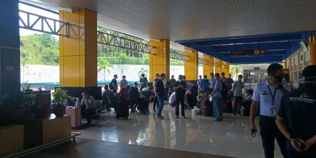 39 Warga Negara Asing yang sempat Tertahan di Bandara Sultan Babullah Ternate. Foto: IStimewa