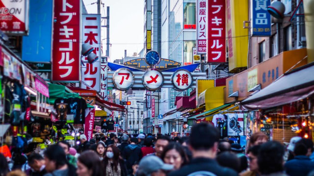 Potret masyarakat Jepang di jalanan Tokyo. Foto: Koukichi Takahashi/Unsplash