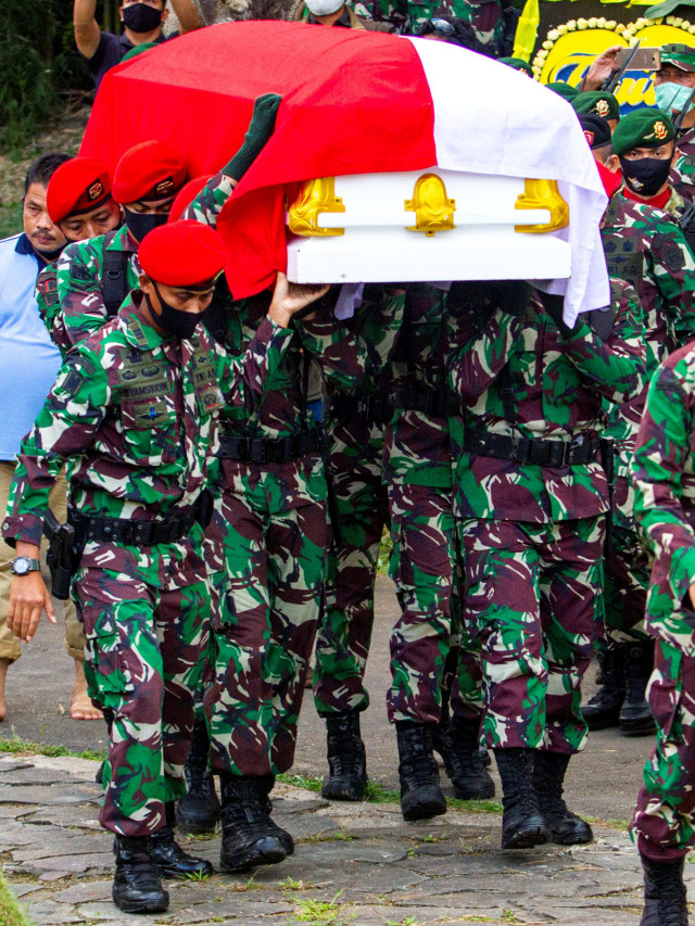 Prajurit TNI membawa peti berisi jenazah saat mengikuti prosesi pemakaman mantan Panglima TNI Jenderal TNI (Purn) Djoko Santoso di San Diego Hills. Foto: ANTARA FOTO/M Ibnu Chazar