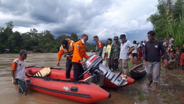 Tim rescue Pos SAR Meulaboh saat bersiap untuk mencari korban yang terbawa arus sungai di Desa Seuradeuk, Kecamatan Woyla Timur. Foto: Dok. SAR Banda Aceh