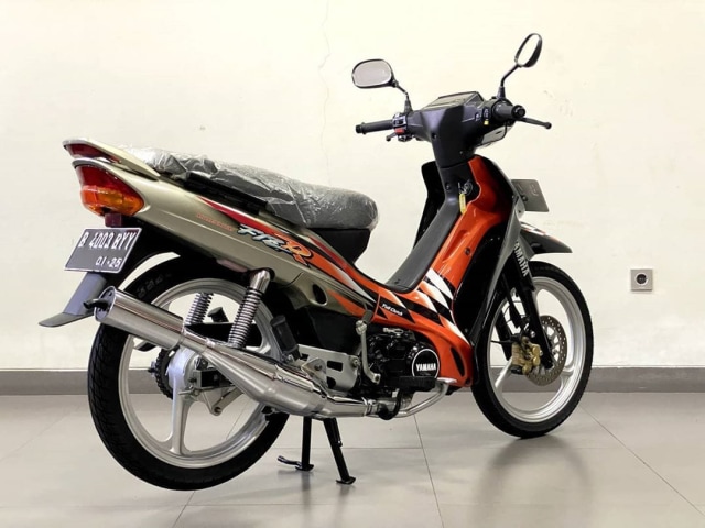Tampilan belakang Yamaha F1ZR Millenium. Foto: dok. One3Motoshop