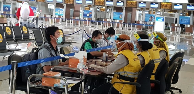 Sejumlah WNI yg kembali dari Luar Negeri menjalani protokol kesehatan di Bandara Soetta. Foto: Dok. Angkasa Pura II