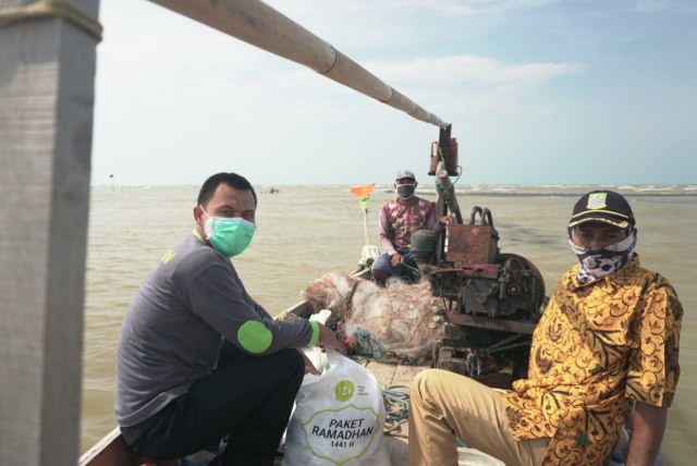 "Gotong Royong Majelis Telkomsel Taqwa Bersama IZI Hingga ke Ujung Pantai Bekasi" - Penyaluran beberapa paket sembako dilakukan dengan menggunakan perahu menyusuri Sungai Citarum. Dok. IZI