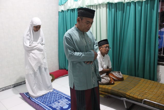 Aji Wibisono bersama keluarganya.