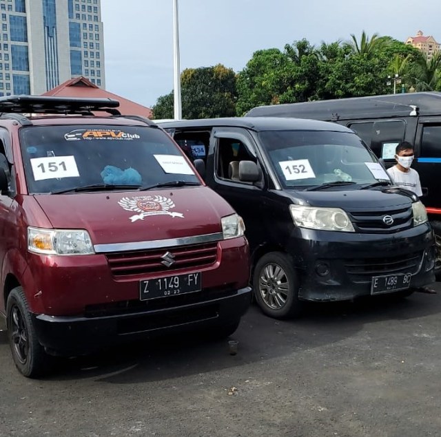 Kendaraan travel gelap dan bus yang ditangkap pada operasi khusus 3 hari oleh Ditlantas Polda Metro Jaya. Foto: Istimewa