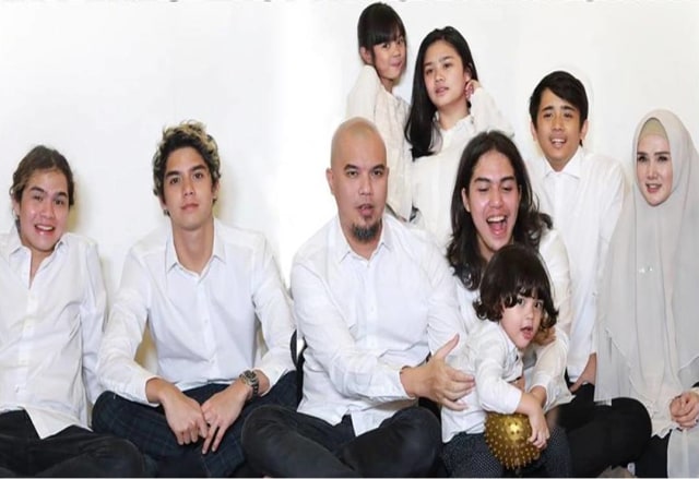 Ahmad Dhani dan Keluarga. (Foto : instagram.com/ahmaddhaniofficial)
