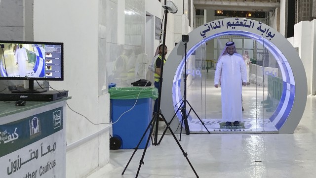 Gerbang sterilisasi di Masjidil Haram, Makkah, Arab Saudi, menyambut haji 2020. Foto: STR / AFP
