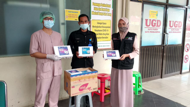 ACT Lampung saat membagikan 600 porsi takjil untuk garda depan kesehatan, Minggu (10/5) | Foto: Dok. ACT Lampung