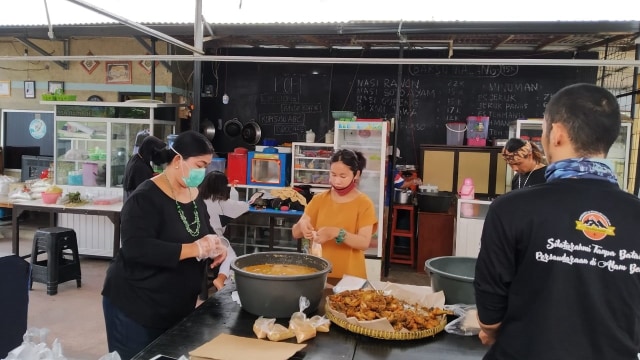 Relawan membuat dapur umum di Cilodong, Depok.