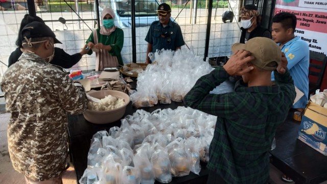 Relawan membuat dapur umum di Cilodong, Depok.