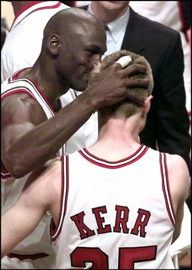 Michael Jordan dan Steve Kerr. Foto: ROBERT SULLIVAN/AFP