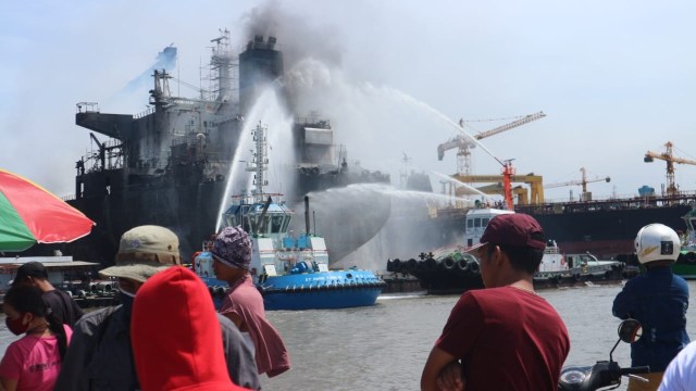 Kebakaran kapal di Belawan, Suamatera Utara. Foto: Rahmat Utomo/kumparan