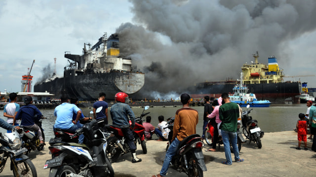 Kapal tanker MT JAG LEELA terbakar di Pelabuhan Belawan Medan, Sumatera Utara, Senin (11/5). Foto:  ANTARA FOTO/Septianda Perdana