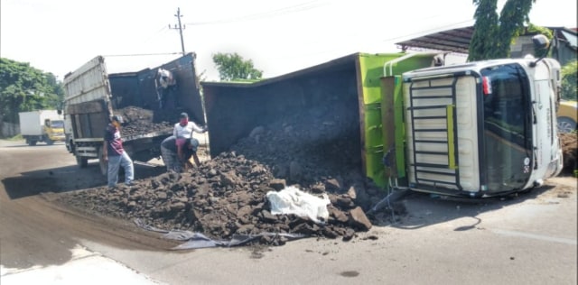  Truk  Pengangkut  Batu  Bara  Terguling di Badan Jalan Jambi 