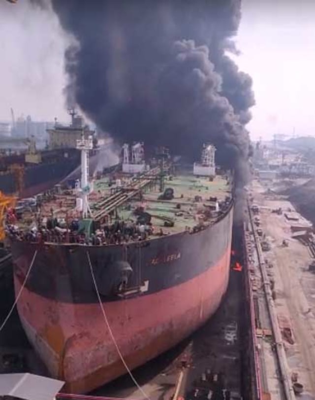 Kapal Tanker di Belawan  terbakar. Foto: Istimewa