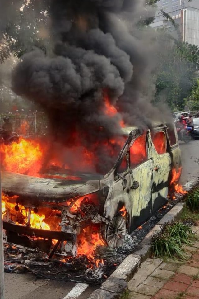 Toyota Alphard terbakar di Jalan Alteri Pondok Indah, Jakarta Selatan. Foto: Dok : Damkar Jaksel