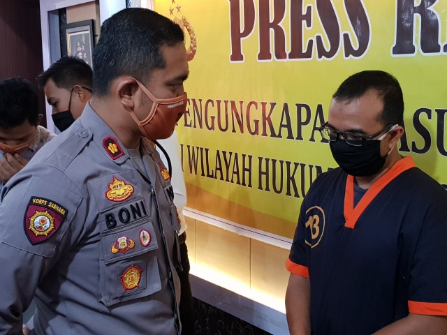 Wakapolres Kobar Kompol Boni Ariefianto mengintograsi tersangka LJ pengoplos beras busuk berbahan zat kimia. Joko Hardyono/InfoPBUN