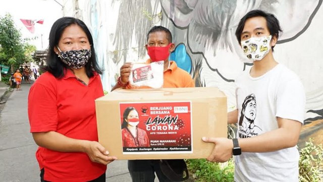 Gibran saat menyalurkan bantuan masker. (Agung Santoso)