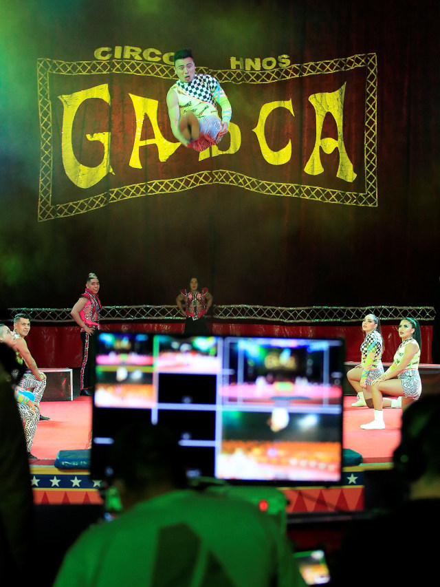 Penampilan akrobat dari The Gasca Brothers Circus yang disiarkan langsung untuk penggemarnya secara online di Bogota, Kolombia.  Foto: AFP/Daniel MUNOZ