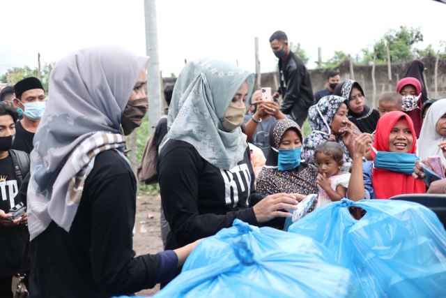 Koetaradja Toekang Photo (KTP) berbagi takjil untuk anak-anak pemulung di Kampung Jawa, Banda Aceh. Foto: Edo untuk acehkini