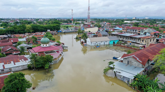 Banjir merendam permukiman warga di kawasan Darul Imarah, Aceh Besar. Foto: Abdul Hadi/acehkini