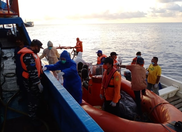 Tim Basarnas Kendari saat melakukan evakuasi. Foto: Dok.Istimewa