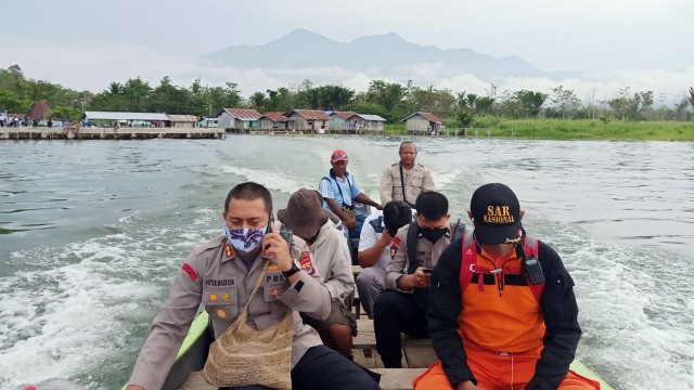 Petugas gabungan saat melakukan pencarian badan pesawat Cessna milik MAF dari Danau Sentani, Kabupaten Jayapura, Papua, Selasa (12/5). Foto: Dok. Istimewa