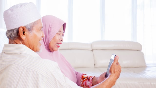Ilustrasi video call dengan anggota keluarga