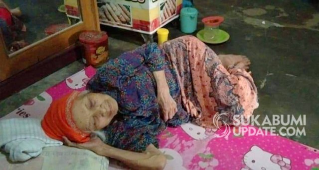 Kondisi Mak Yati (102 tahun) salah satu dari tiga jompo yang tinggal satu atap di Kampung Badak Putih RT 04/09, Kelurahan Palabuhanratu, Kecamatan Palabuhanratu, Kabupaten Sukabumi. | Sumber Foto:Nandi