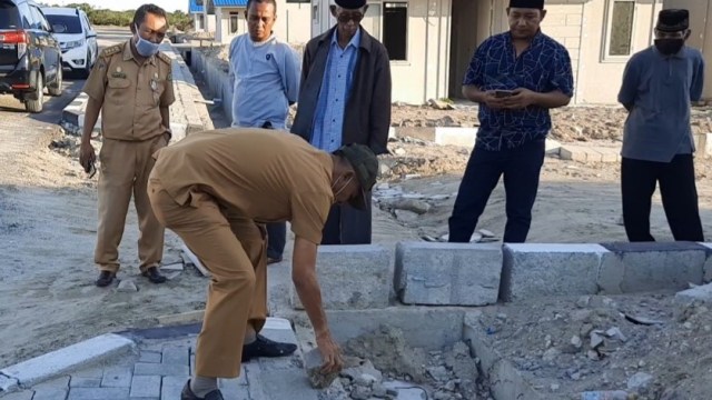 Wali Kota Palu Hidayat saat mengecek infrastruktur Huntap korban gempa di Kelurahan Tondo, Kecamatan Palu Timur, Kota Palu, Senin (11/5). Foto: Istimewa