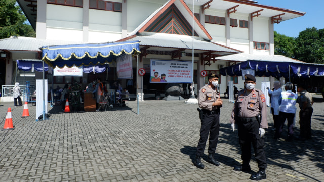 Petugas kepolisian berjaga saat Rapid Diagnostic Test (RDT) Corona masal di GOR Pangukan, Sleman, D.I Yogyakarta, Selasa (12/5). Foto: Arfiansyah Panji Purnandaru/kumparan