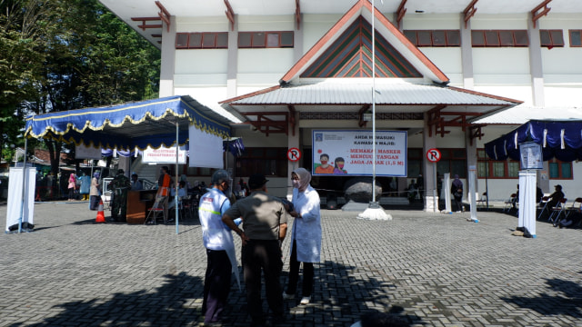 Suasana saat Rapid Diagnostic Test (RDT) Corona masal di GOR Pangukan, Sleman, D.I Yogyakarta, Selasa (12/5). Foto: Arfiansyah Panji Purnandaru/kumparan