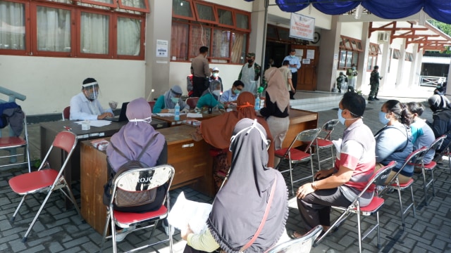 Sejumlah warga menunggu untuk melakukan Rapid Diagnostic Test (RDT) Corona masal di GOR Pangukan, Sleman, D.I Yogyakarta, Selasa (12/5). Foto: Arfiansyah Panji Purnandaru/kumparan