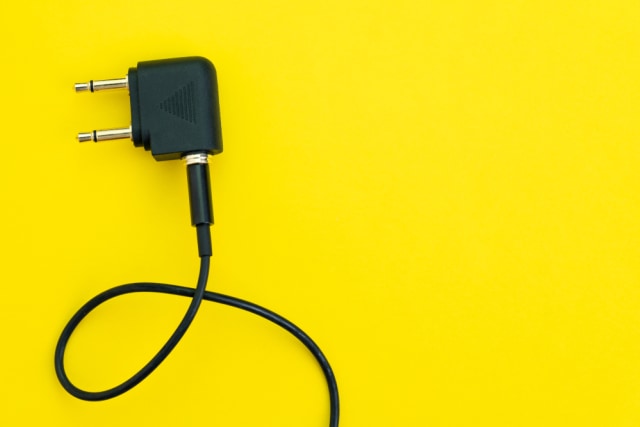 Headphones dengan dua cabang dalam audio jacknya  Foto: Shutterstock