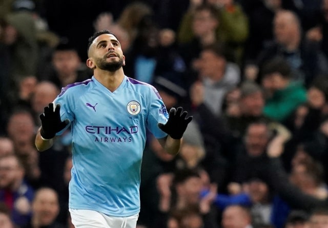 Riyad Mahrez tampak menahan diri tidak menunjukkan ekspresi senang berlebihan usai jebol gawang Leicester City. Foto: REUTERS/Andrew Yates