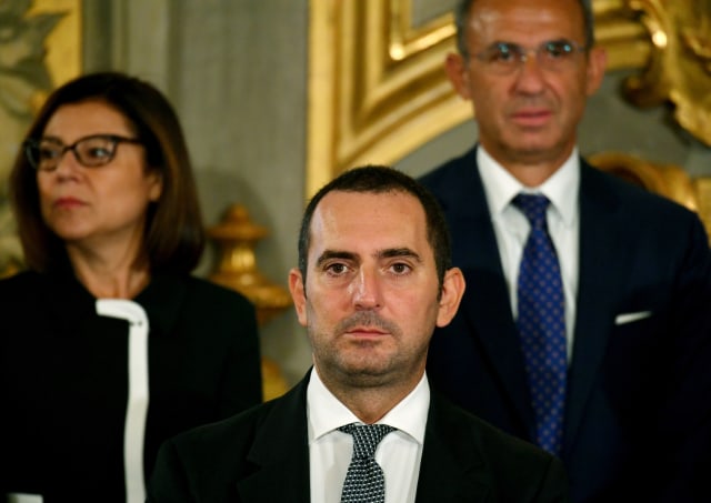 Menteri Olahraga Italia, Vincenzo Spadafora (tengah). Foto: AFP/Andreas Solaro