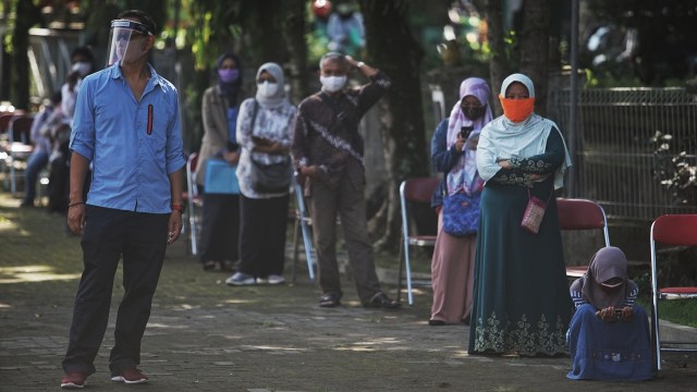 Sejumlah warga mengantre untuk melakukan Rapid Diagnostic Test (RDT) Corona masal di GOR Pangukan, Sleman, D.I Yogyakarta, Selasa (12/5). Foto: ANTARA FOTO/Andreas Fitri Atmoko