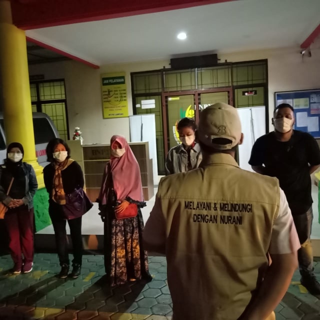 Arahan dari petugas UPT BP2MI Lampung kepada Pekerja Migran Indonesia, Selasa (12/5) | Foto : UPT BP2MI Lampung