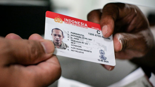 Peserta menerima Surat Izin Mengemudi (SIM) di Satuan Penyelenggara Administrasi (Satpas) SIM Daan Mogot, Jakarta. Foto: ANTARA FOTO/Rivan Awal Lingga