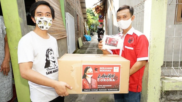 Gibran Rakabuming menyalurkan bantuan masker dari Puan Maharani di Solo, Jawa Tengah. Foto: Dok. DPR